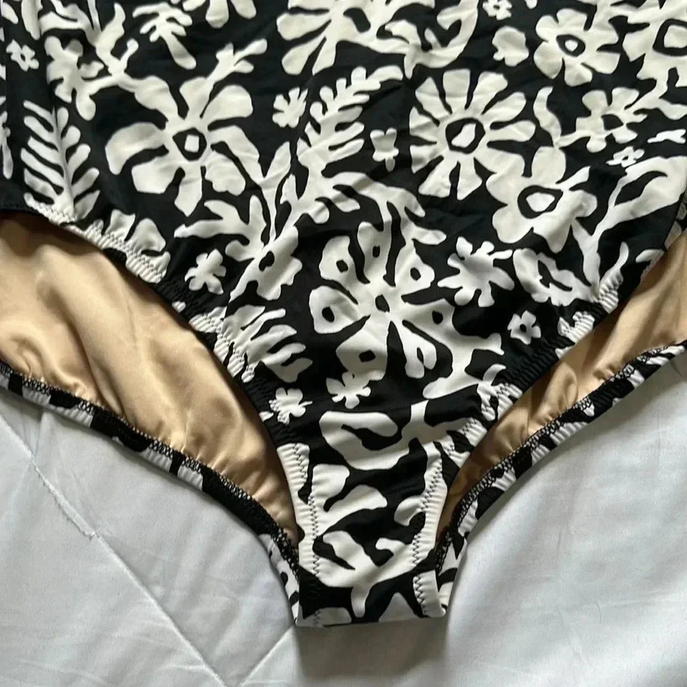 Lands Wnd black and white floral one piece swimsuit gold accent size 26w